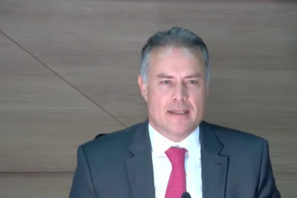 Autoescola para tirar CNH deixará de ser obrigatória ainda em 2025 1 renan filho ministro