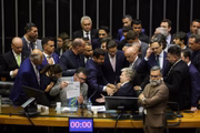 Presidente da Câmara dos Deputados, Hugo Motta (Republicanos-PB), senta à mesa diretora e abre sessão extraordinária na noite desta quarta-feira (6/8)