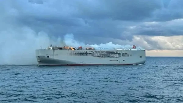 Imagem colorida do navio de carga Fremantle Highway que pegou fogo próximo a Alemanha - Metrópoles