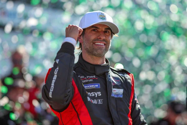 Imagem colorida de Felipe Nasr, após conquistar as 24h de Daytona pelo segundo ano consecutivo- Metrópoles