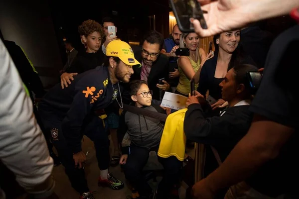 Seleção Brasileira chega a Brasília sob a sombra da crise de Neymar
