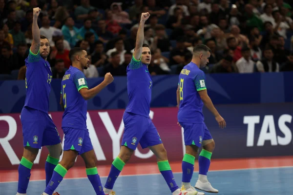 Foto colorida da Seleção Brasileira de Futsal na semifinal contra a Ucrânia - Metrópoles