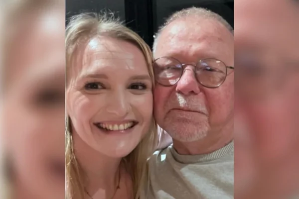 Foto selfie de Gemma e Rick, a direita. Gemma é branca, loira e sorri oara a foto. Rick é branco e usa óculos. Os dois estão com o rosto lados. Metrópoles