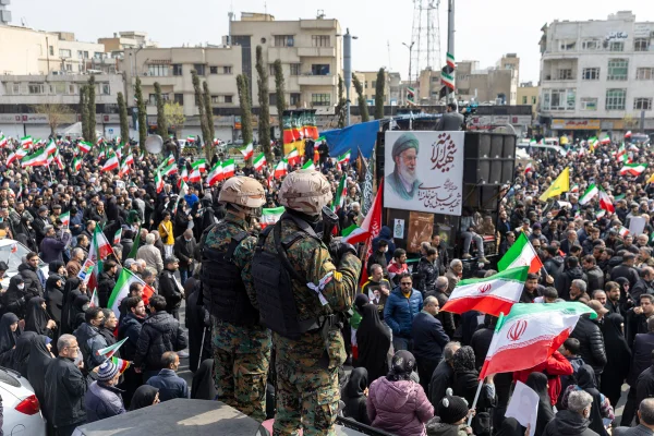 Soldados fazem a guarda durante os funerais de membros da Guarda Revolucionária Islâmica do Irã (IRGC) e outras figuras militares na Praça Enghelab, em 11 de março de 2026, em Teerã, Irã