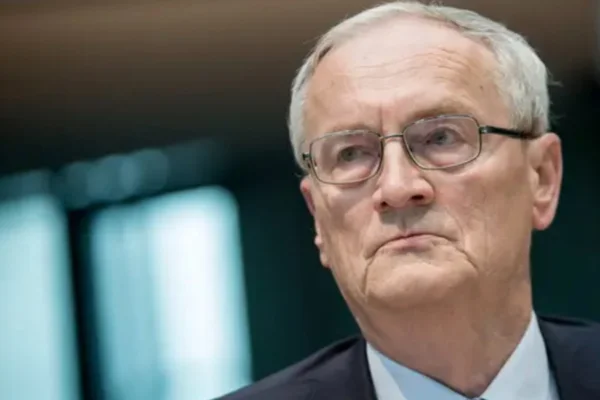 Suspeito de espionagem e traição, ex-chefe da inteligência alemã é preso