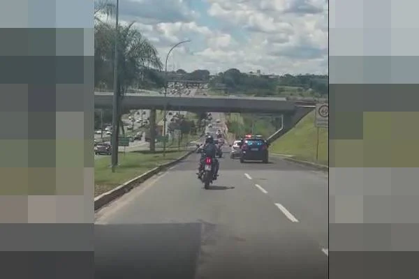 PMs perseguem e atiram em carro de criminosos que fizeram família refém