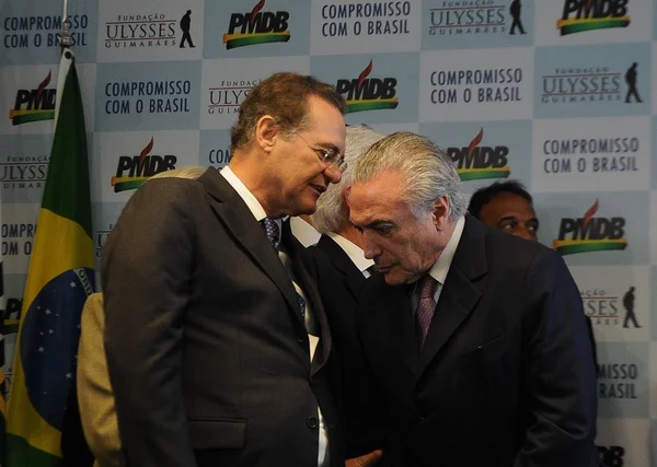 Renan anuncia saída da liderança do PMDB: “Não sirvo para marionete”