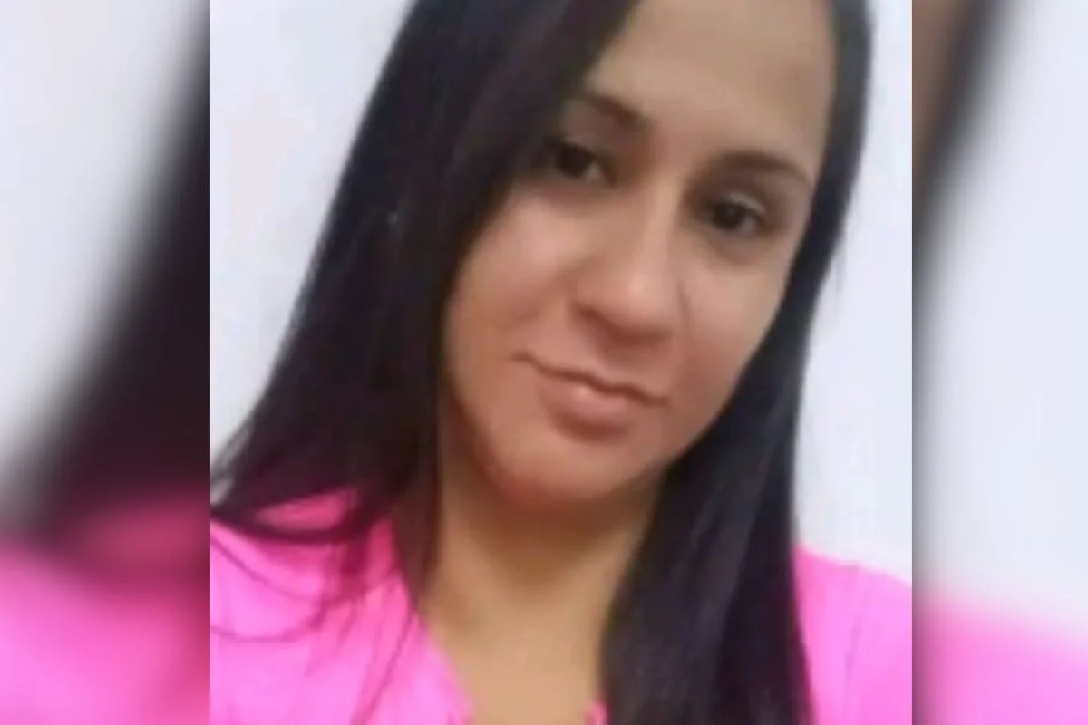 Mulher aguardava na fila do açougue quando foi surpreendida pelo homem, que desferiu golpes de faca nas costas, no pescoço e no rosto Mulher aguardava na fila do açougue quando foi surpreendida pelo homem, que desferiu golpes de faca nas costas, no pescoço e no rosto