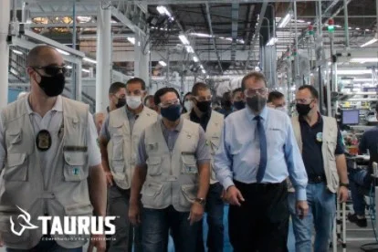 Mourão visita fábrica da Taurus e testa fuzil, revolver e pistola