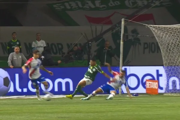Com pênalti polêmico, Palmeiras bate Fortaleza; Santos e Bahia empatam