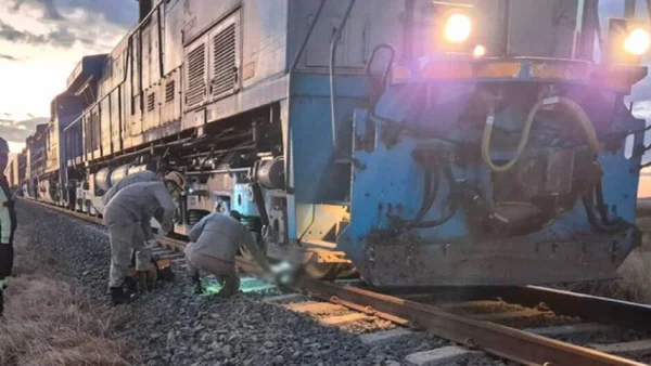 Foto colorida do Corpo de Bombeiros tentando tirar corpo dos trilhos do trem - Metrópoles
