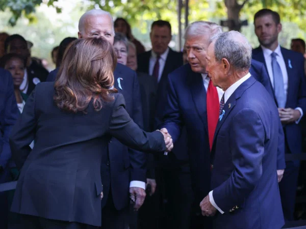 candidata democrata à presidência, a vice-presidente dos EUA, Kamala Harris, cumprimenta o candidato republicano à presidência, o ex-presidente dos EUA, Donald Trump - Metrópoles