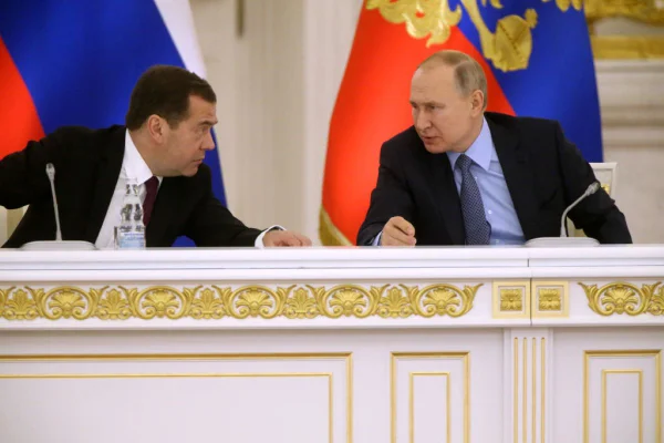 Imagem colorida de Putin e Dimitri - Metrópoles