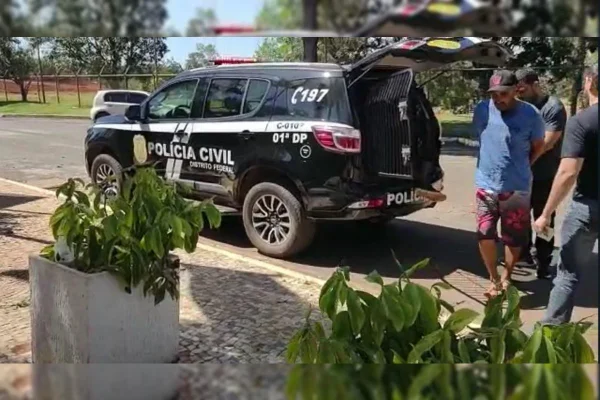 Policiais Civis levam preso para carceragem da PCDF