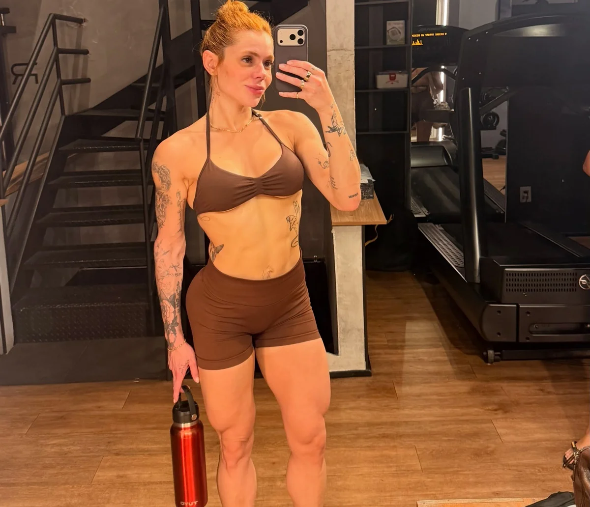 Thaís Vasconcellos, esposa Ferrugem, posa antes de mallhar Thaís Vasconcellos, esposa Ferrugem, posa antes de mallhar