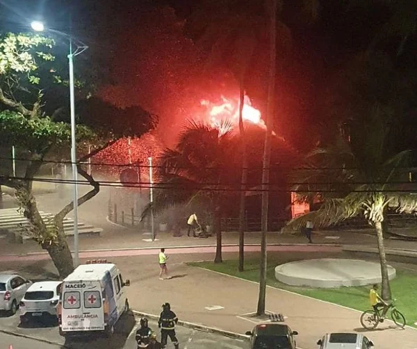 imagem colorida de incêndio que destruiu barraca de Maceió - Metrópoles