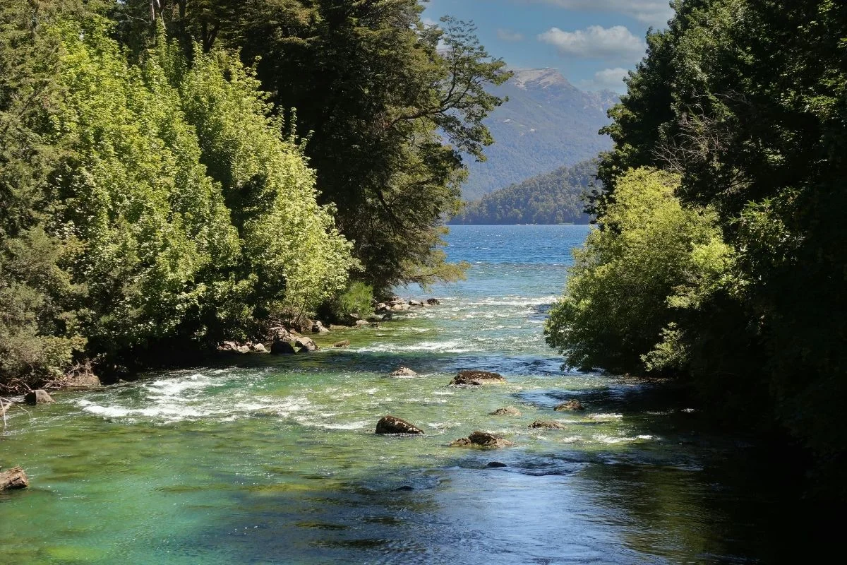 Rio Correntoso, localizado na charmosa cidade de Villa La Angostura, na província de Neuquén, região da Patagônia Argentina Rio Correntoso, localizado na charmosa cidade de Villa La Angostura, na província de Neuquén, região da Patagônia Argentina