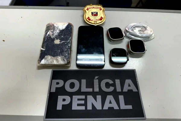 Imagem colorida, BA: homem é preso ao tentar entrar em presídio com celular em bota - Metrópoles