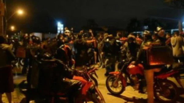 Entregadores de app protestam após colega morrer atingido por caminhonete