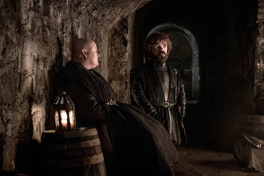<b>Tyrion Lannister (Peter Dinklage)</b>. O sujeito mais sagaz de Westeros já mostrou bravura no campo de batalha, como no sangrento conflito de Blackwater. Parece fragilizado politicamente na posição de Mão da Rainha, já que Daenerys soa distante e desconfiada. Não deve figurar na linha de frente, mas seria alvo fácil se encontrado pelos mortos e Caminhantes Brancos <b>Tyrion Lannister (Peter Dinklage)</b>. O sujeito mais sagaz de Westeros já mostrou bravura no campo de batalha, como no sangrento conflito de Blackwater. Parece fragilizado politicamente na posição de Mão da Rainha, já que Daenerys soa distante e desconfiada. Não deve figurar na linha de frente, mas seria alvo fácil se encontrado pelos mortos e Caminhantes Brancos
