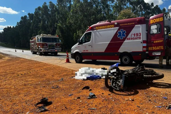Acidente com caminhão deixa motociclista morto no Gama