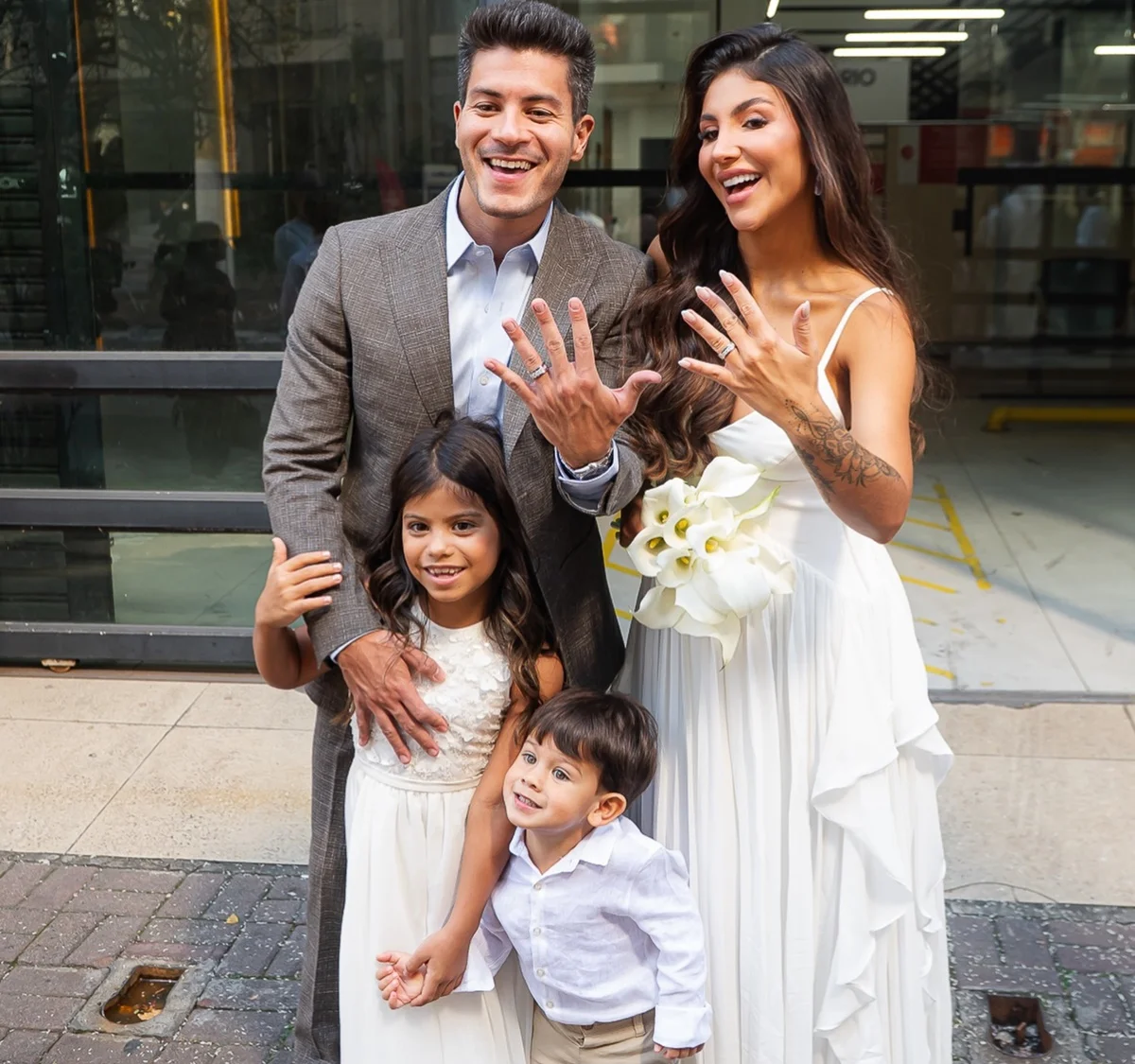 Arthur Aguiar e Jheny Santucci posam com os dois filhos durante seu casamento Arthur Aguiar e Jheny Santucci posam com os dois filhos durante seu casamento