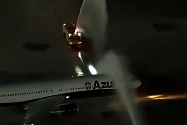 Imagem mostra avião da Seleção Brasileira sendo batizado antes de viagem para a Copa do Mundo - Metrópoles