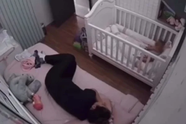 Bebê tenta consolar a mãe cansada e comove web: “Quer chupeta?”