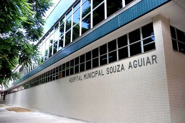 Porteiro é atingido por bala perdida saindo de casa, no Rio Comprido