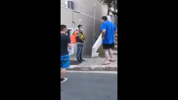 Defesa de motoboy humilhado fez representação por racismo contra agressor