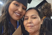Jaqueline e a mãe durante colação de grau na Escola de Comunicações e Artes da Universidade de São Paulo (ECA-USP)