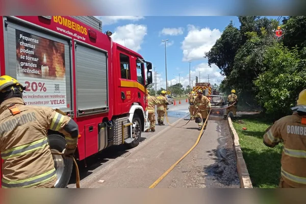 caminhão vermelho em rodovia