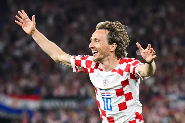 Aos 37 anos, Modric faz 65º jogo na temporada com gol e assistência