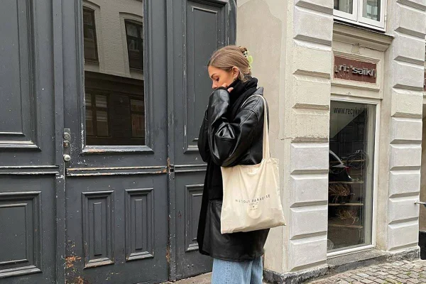 Viktoria J. Hutter usando ecobag