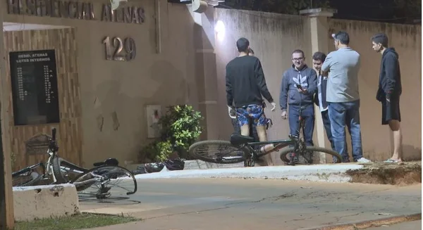 Bicicletas caídas no chão. Pessoas em pé ao redor - Metrópoles