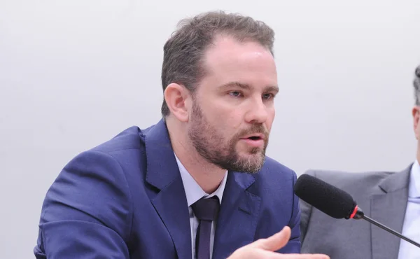 Na Câmara, Durigan volta a criticar compensação para PEC do fim da 6×1
