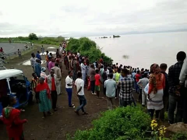 Pastor é morto por crocodilo durante batismo em lago