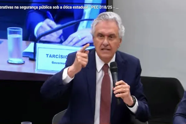Governdor Caiado com dedo em riste na Câmara dos Deputados - Metrópoles