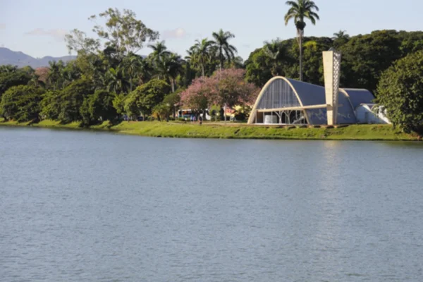 Imagem colorida mostra lagoa da panpulha - Metrópoles