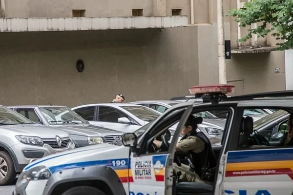 Adolescente salva mãe de violência doméstica; suspeito estava armado