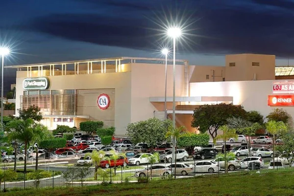 Jovens brigam dentro de shopping no DF e lojas fecham após confusão