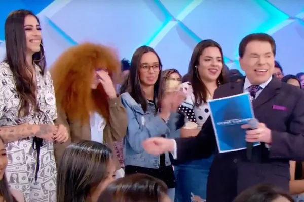 Participante chamada de mulher com espanador na cabeça, em programa de Silvio Santos, no SBT