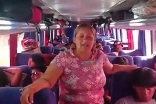 Sueli Xavante Tserere, esposa do Cacique Tserere que foi preso pela Polícia Federal por participar de atos antidemocráticos, em ônibus com outros indígenas bolsonaristas. Eles deixaram acampamento em Brasília - Metrópoles