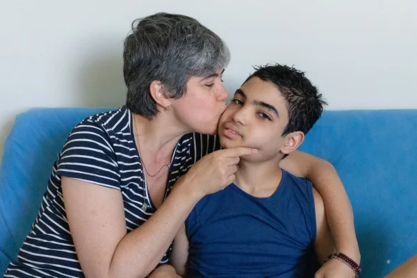 Imagem colorida de mãe e filho com autismo sindrômico - Metrópoles
