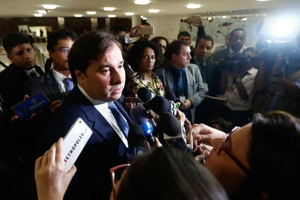 Maia não pautará pacote econômico de Temer: “Café velho e frio”