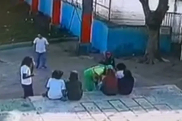 Coletor de lixo é preso após tentar beijar menores em escola de SP