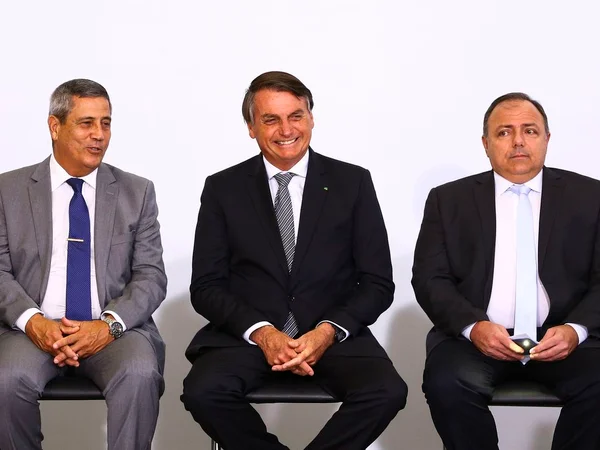 O ministro da Casa Civil, Braga Netto, o presidente Jair Bolsonaro e o ministro da Saúde, Eduardo Pazuello