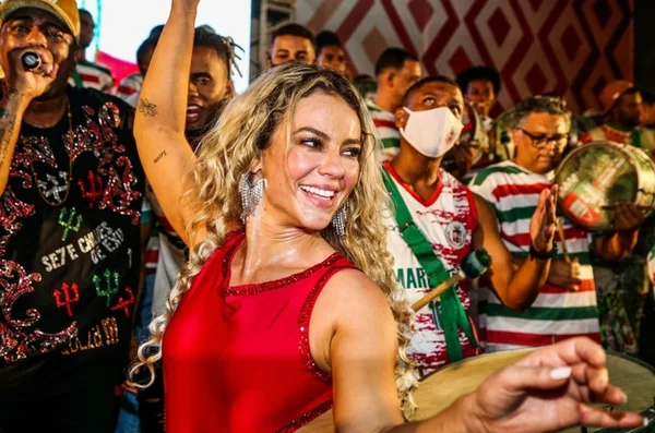 Paolla Oliveira samba até o chão em decisão na Grande Rio; veja fotos