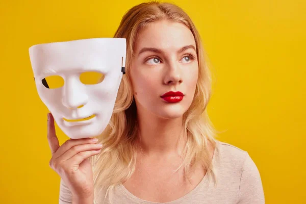 mulher com mascara pessoas falsas