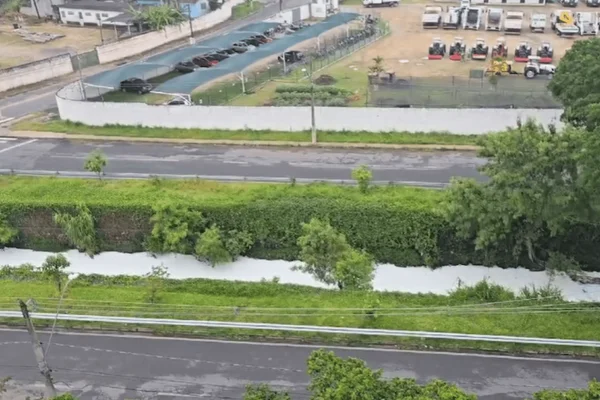 Imagem corrida do córrego poluído por vazamento de produto químico em SP - Metrópoles